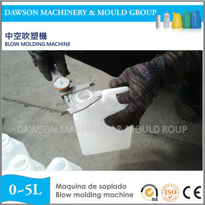 HDPE 2L 5L น้ํามันถัง อัตโนมัติถอดถัง Jerry สามารถทําน้ํากระป๋อง extrusion blowoulding เครื่อง